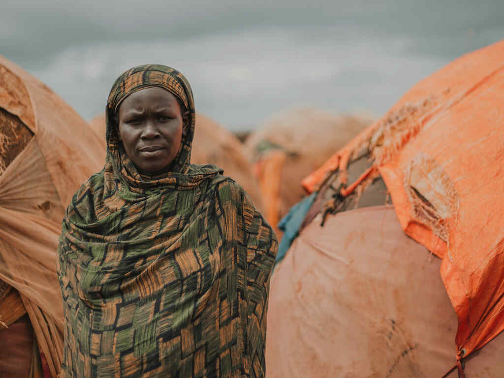 심각한 가뭄을 겪고 있는 소말리아의 한 난민 캠프의 한 여성