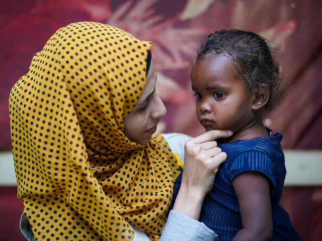 Humanitär hjälp: Dr. Shahira undersöker 3-åriga Enqath.  