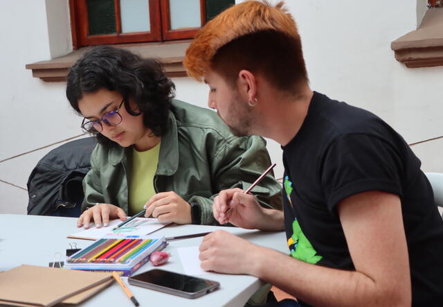 Jesús sitzt mit einer Teilnehmerin bei einem seiner Workshops zusammen.