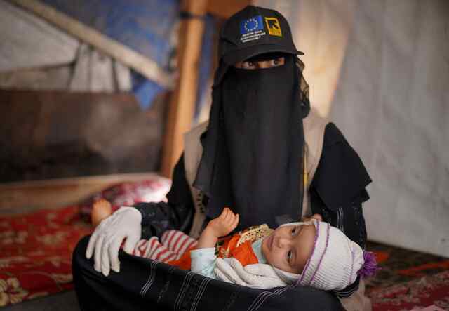 Eine Hebamme betreut Baby Asma.