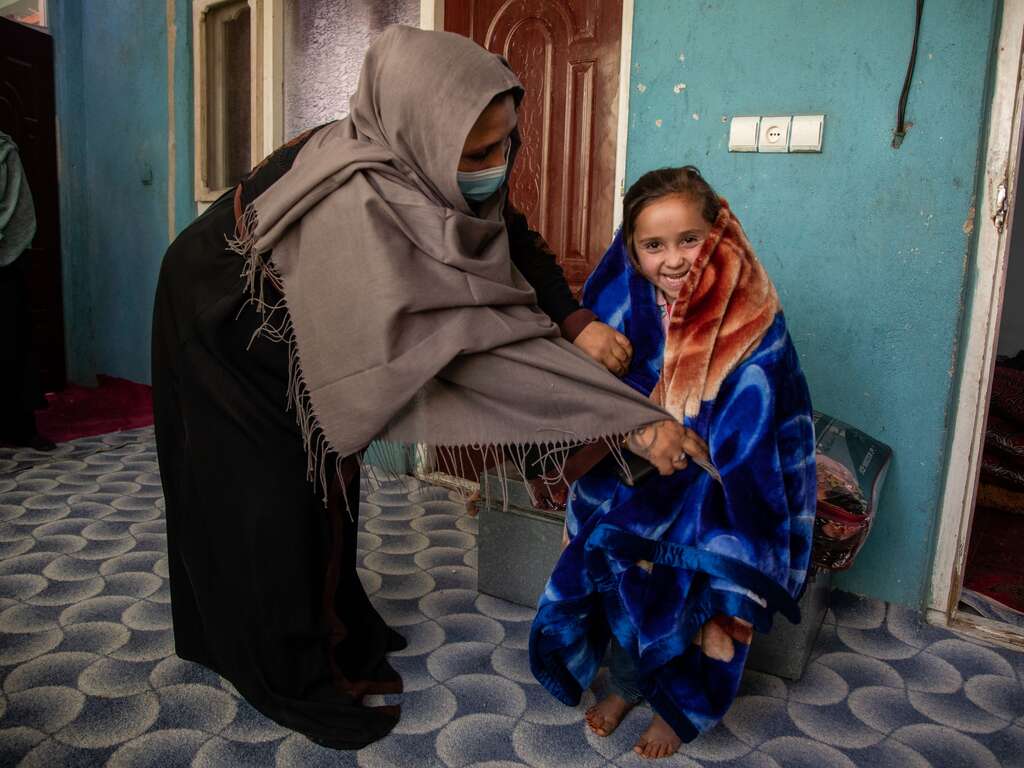 Mädchen in Afghanistan in eine Decke gewickelt