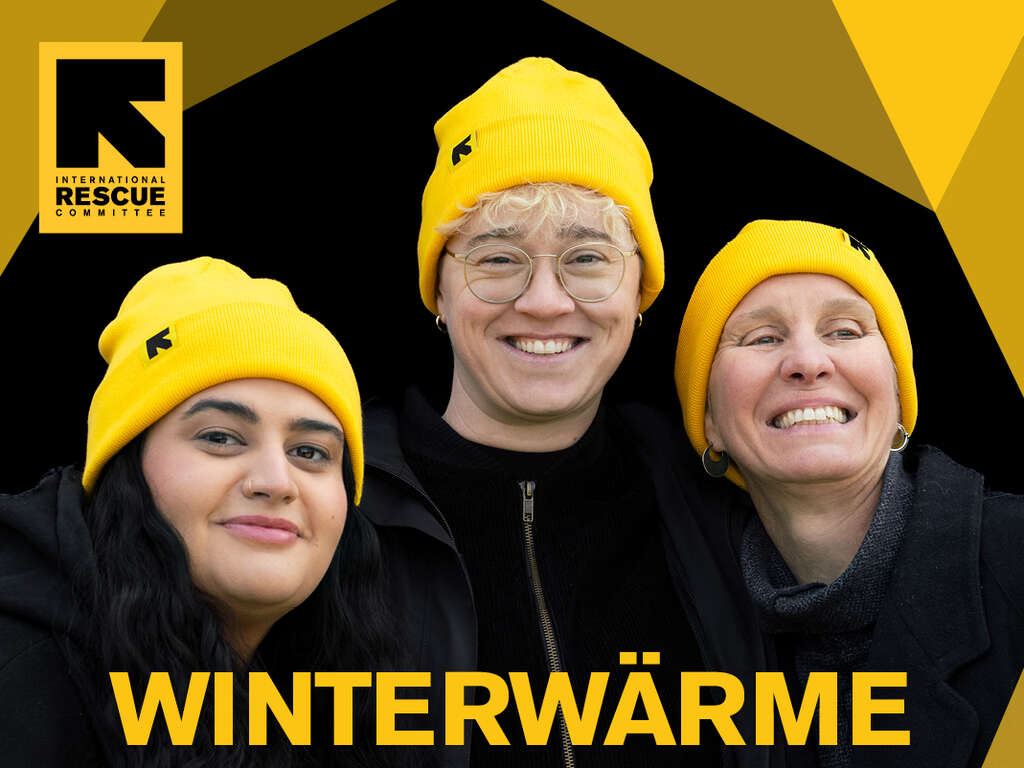 Das Bild zeigt drei lächelnde Menschen in gelben Wintermützen mit dem Schriftzug "WINTERWÄRME" und einem Aufruf "Jetzt spenden" auf einem schwarz-gelben Hintergrund.