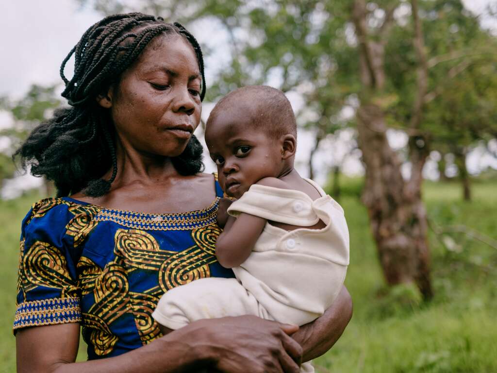 En mamma håller sitt undernärda barn i armarna i Kongo-Kinshasa.