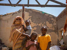 Eine sudanesische Familie posiert für ein Foto in den Ruinen eines durch den Konflikt zerstörten Gebäudes.