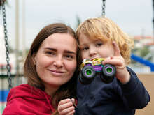 En mamma och hennes son på en lekplats i Grekland, de flydde från Ukraina 2022. 