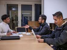 Afghanische Männer in Deutschland bei einer Beratungssitzung.