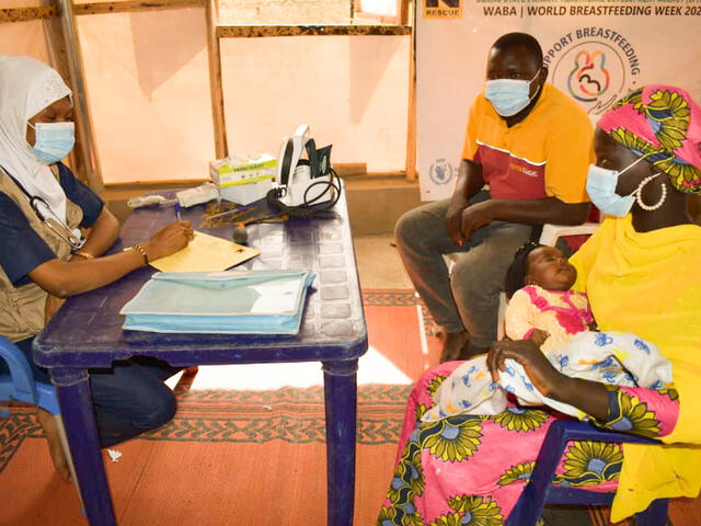 Aishatu meeting clients at an IRC health facility 