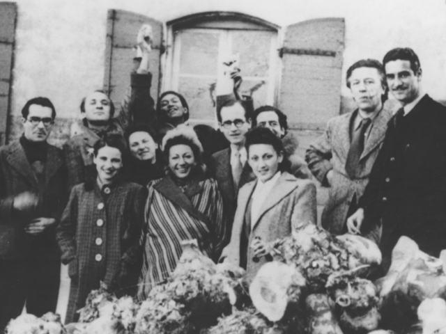 Eine Gruppe von Künstler*innen mit Varian Fry (mitte mit Brille) in der Villa Air-Bel außerhalb von Marseille, Frankreich, 1941.