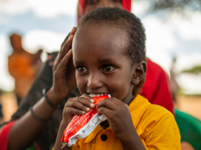 Ein kleines Kind, das unter extremem Hunger leidet, wird von einem mobilen IRC-Gesundheitsteam im Dorf Olol in Somalia behandelt.