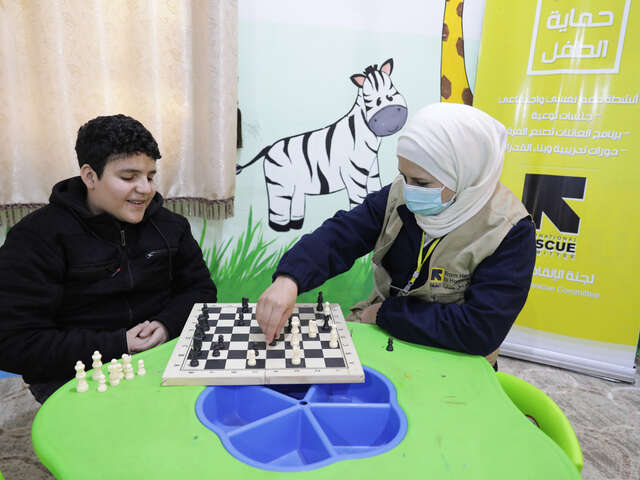 Maher in einer Beratungssitzung im IRC-Zentrum.