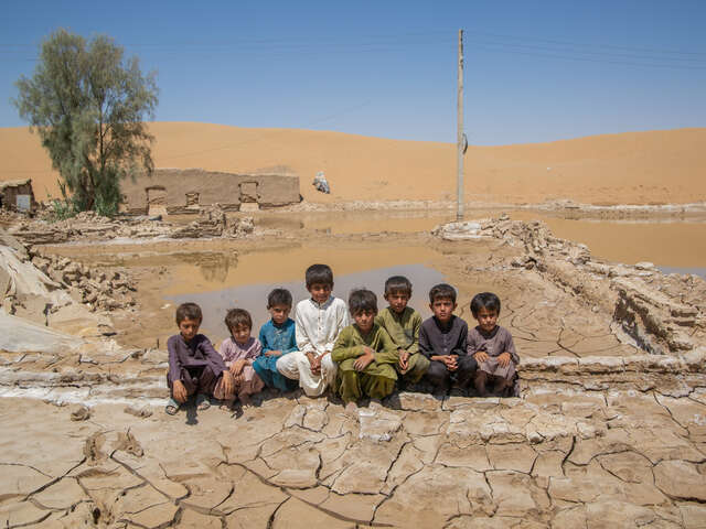 Flera barn framöver det som tidigare var deras hem i  Pakistan.