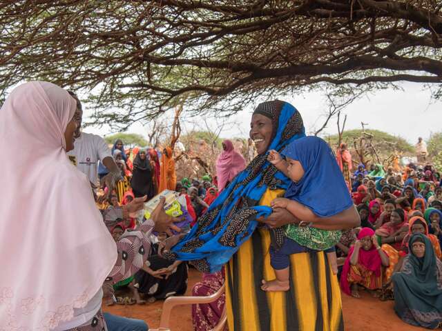 Like Anfac, the majority of people at the Burdhubo camp need support accessing food and meeting their basic needs. Amina, a mother of nine, receives a dignity kit that includes soap and hygiene products for women and girls. 