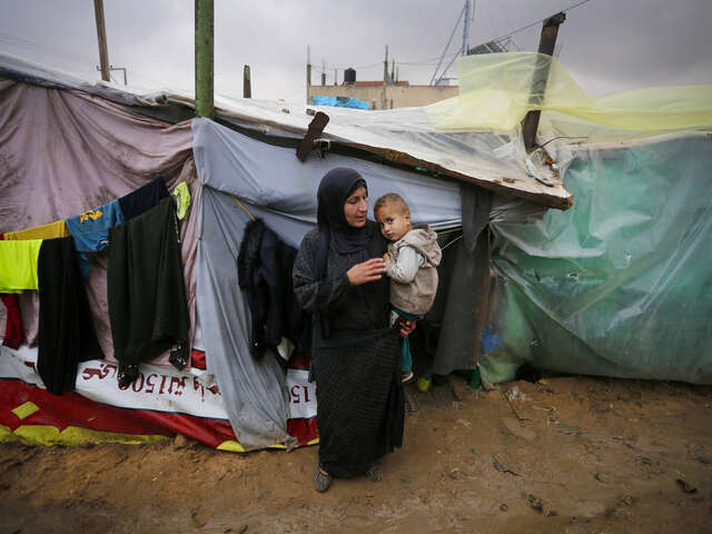 Kvinna i Gaza med ett barn i famnen.
