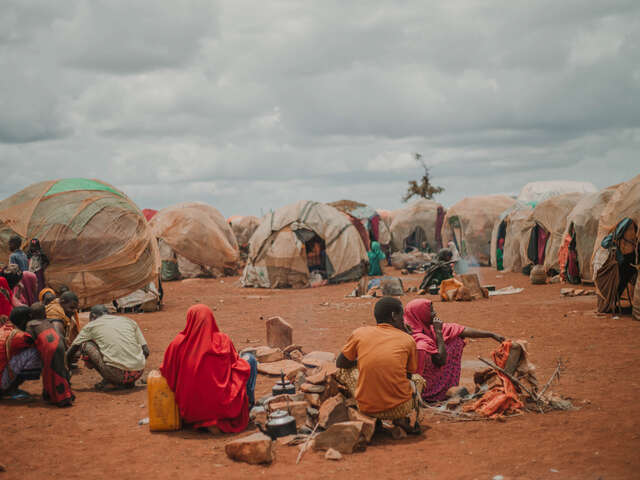 Människor i ett flyktingläger i torkdrabbade Somalia