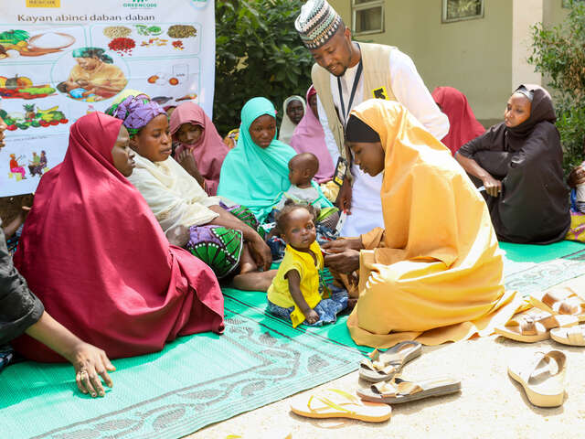 IRC’s Nutrition Capacity Building Officer Abubakar Ahmad Abubakar provides training for caregivers at Maryam Abatcha hospital in Maiduguri. 