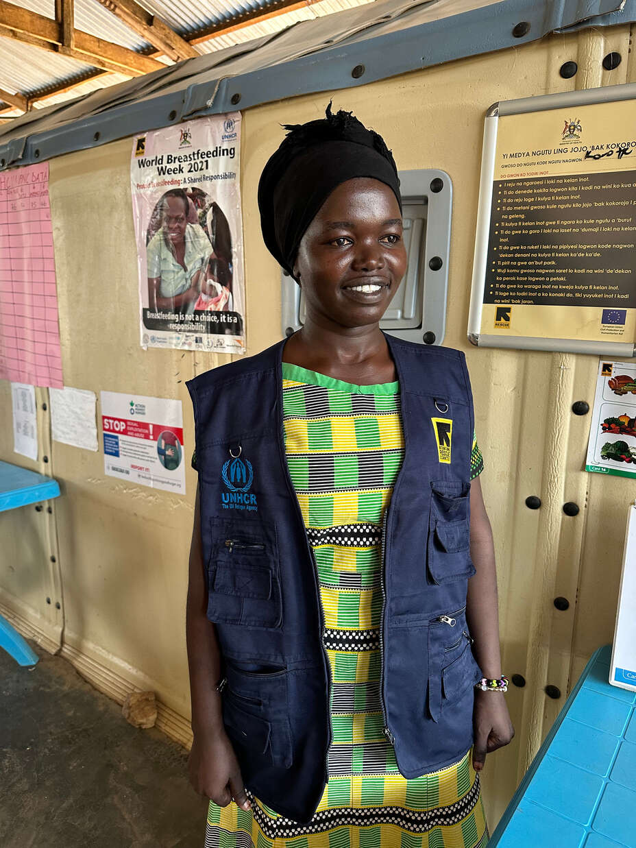 Alima Fura, barnmorska, står i en av RESCUE:s kliniker i Bidi Bidi där unga mammor kan få stöd.