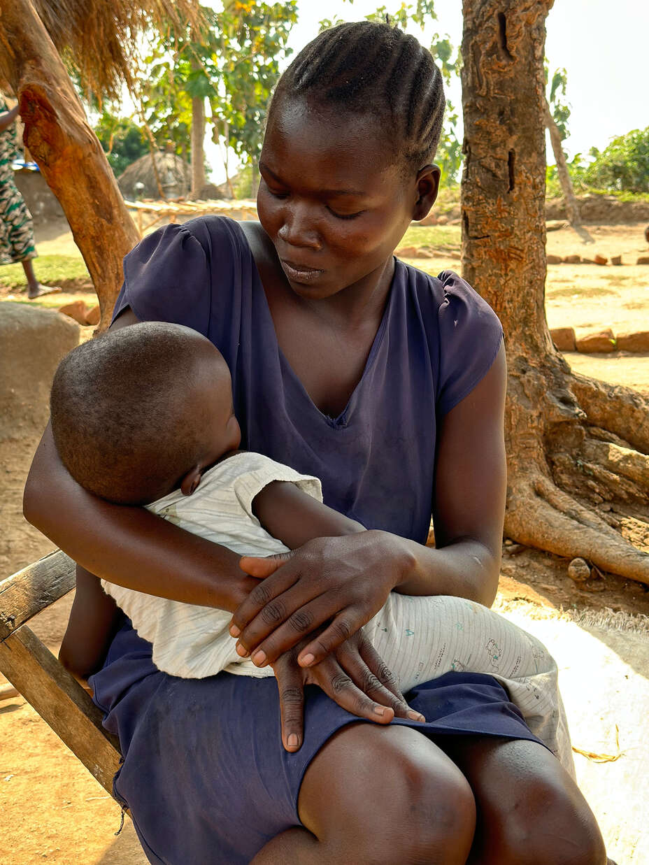 En av många unga mammor i Uganda är Mary, 17 år, som håller sitt barn i famnen.