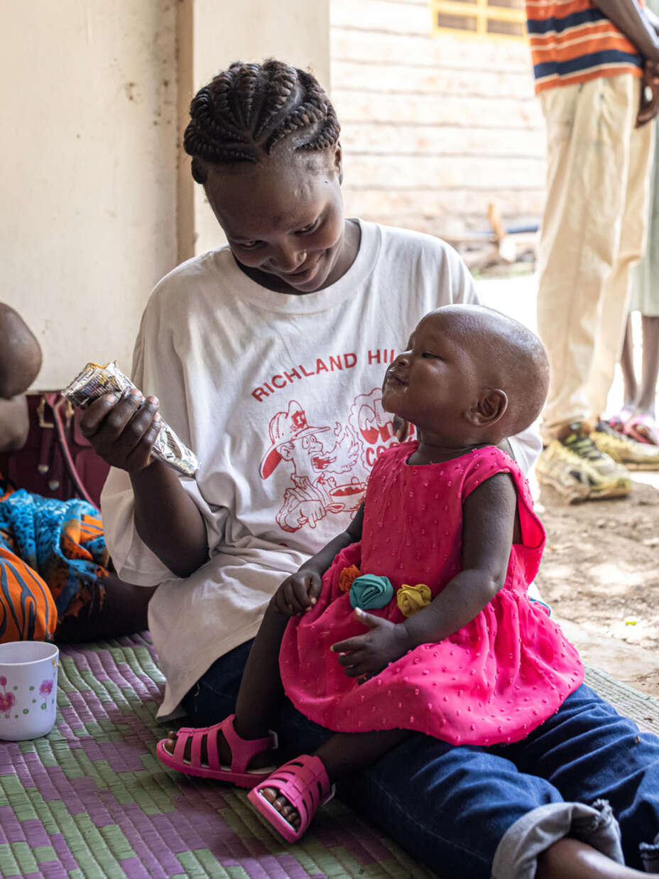 En mamma i Kenya matar sin dotter, som fått behnadling mot undernäring