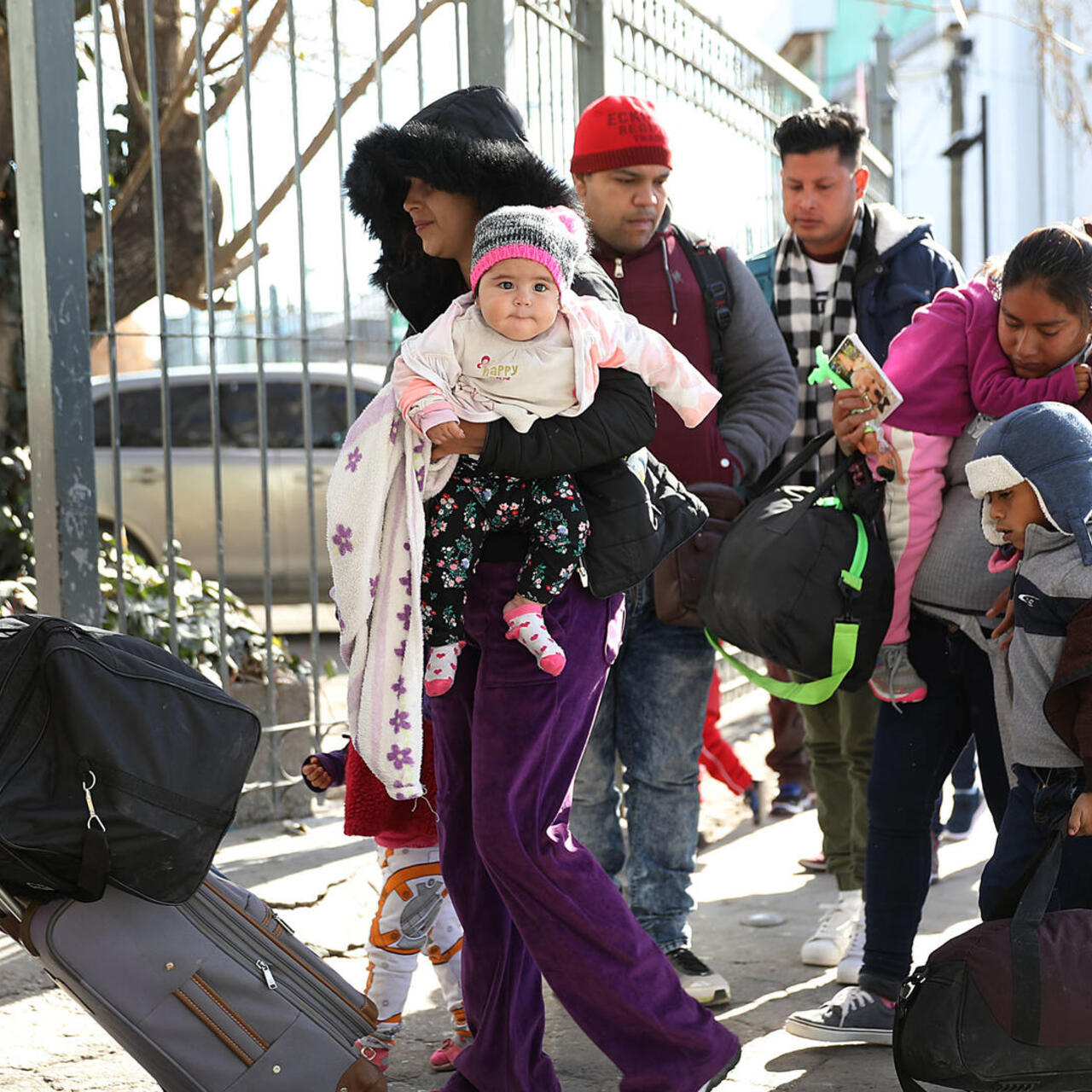 Familien mit Kindern und ihrem Hab und Gut auf der Flucht