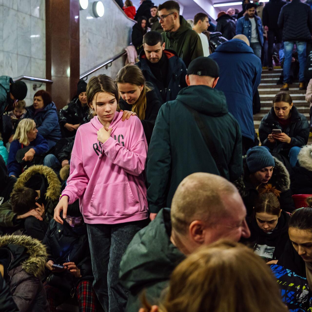 Menschen in der Ukraine suchen Schutz und Sicherheit. Viele sitzen in Bahnhöfen oder anderen Orten fest.