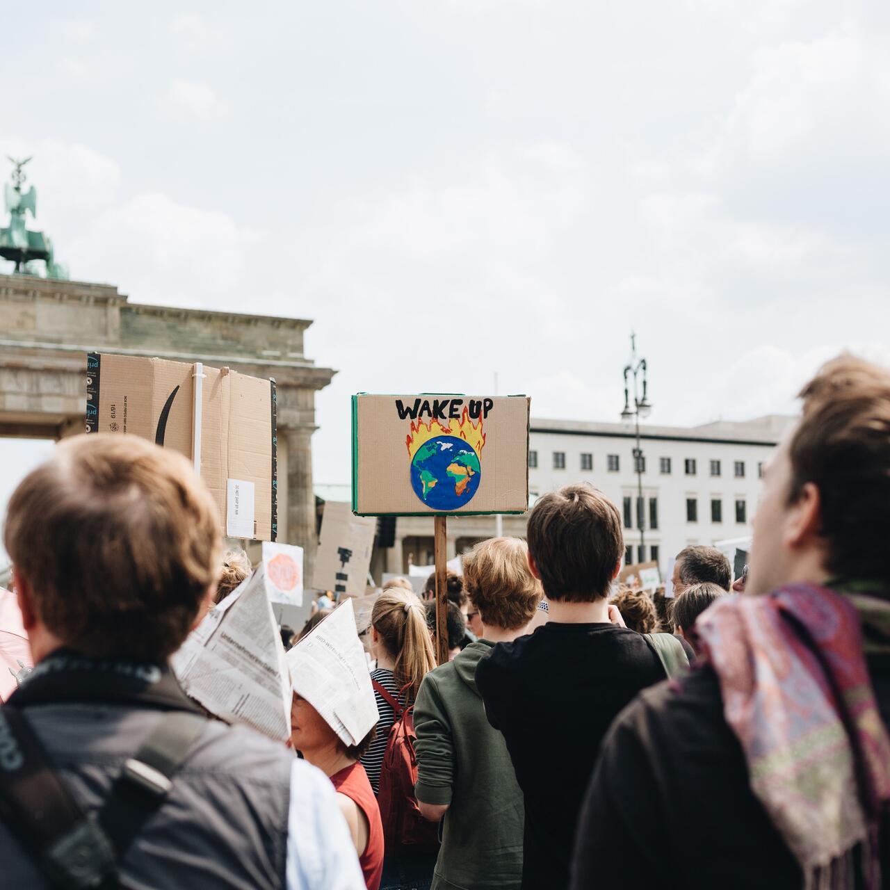 Eine große Gruppe von Menschen in Berlin streiken für Klimaschutz, unteranderem mit dem Slogan "Wake up"