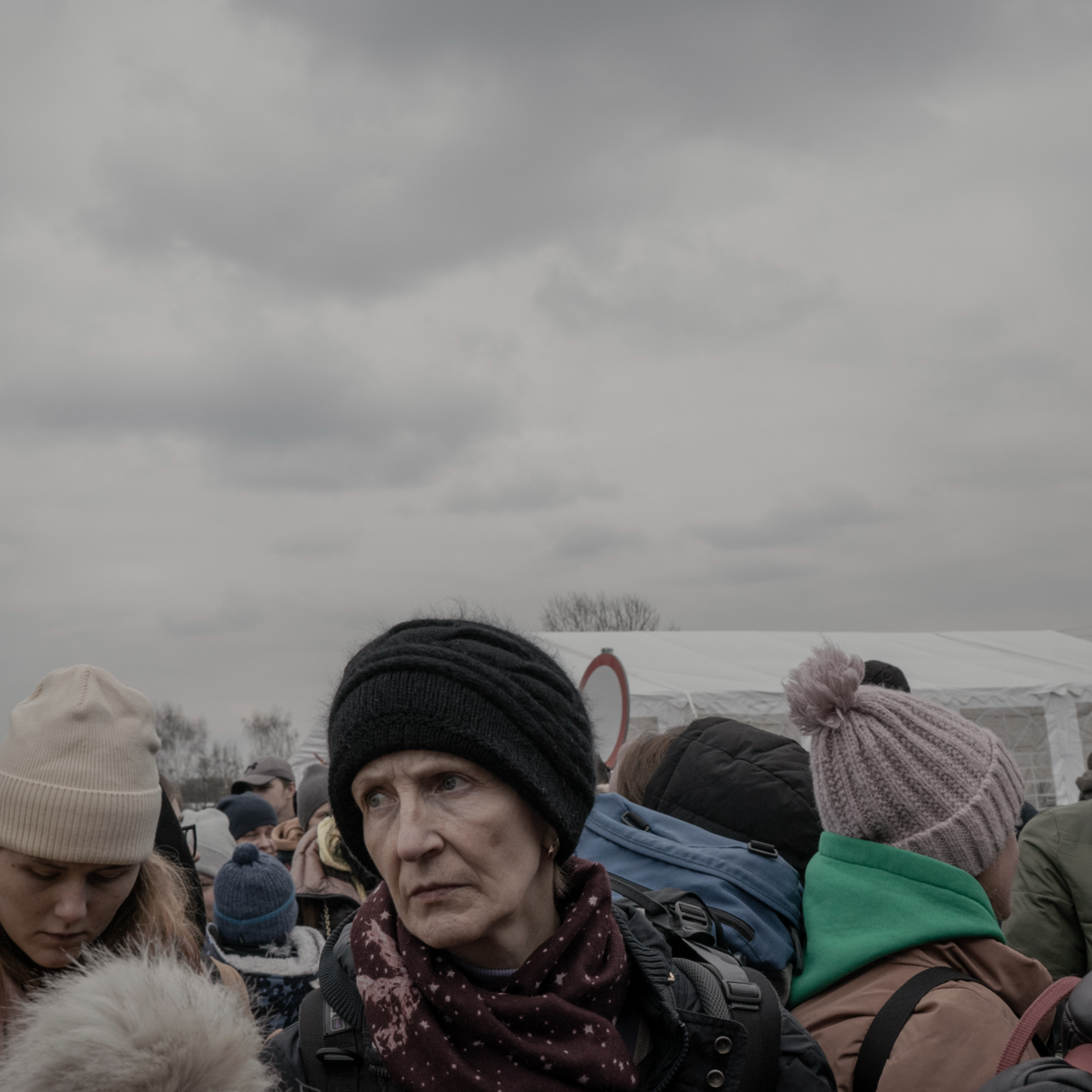 Ukrainian refugees cross to Poland