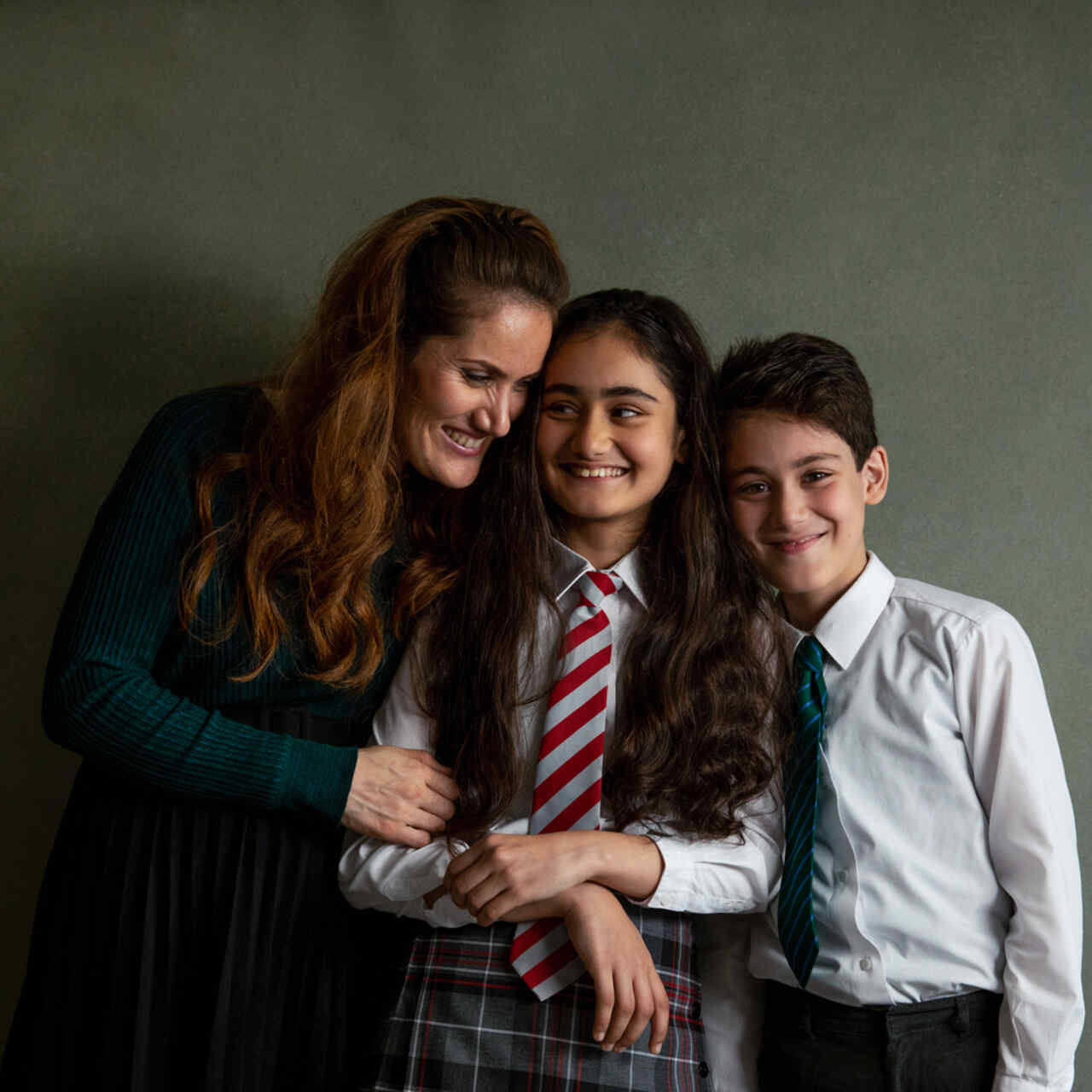 Die afghanische Journalistin und alleinerziehende Mutter Zahra Shaheer, 32, ihre Tochter Baheena, 11, und ihr Sohn Zaheen, 10, spielen Scrabble, um ihr Englisch zu verbessern. Die Familie floh im August 2021 aus Afghanistan und lebt jetzt in High Wycombe, Buckinghamshire, England. Zahra hat die kulturelle Orientierung und das Führungstraining des IRC absolviert.