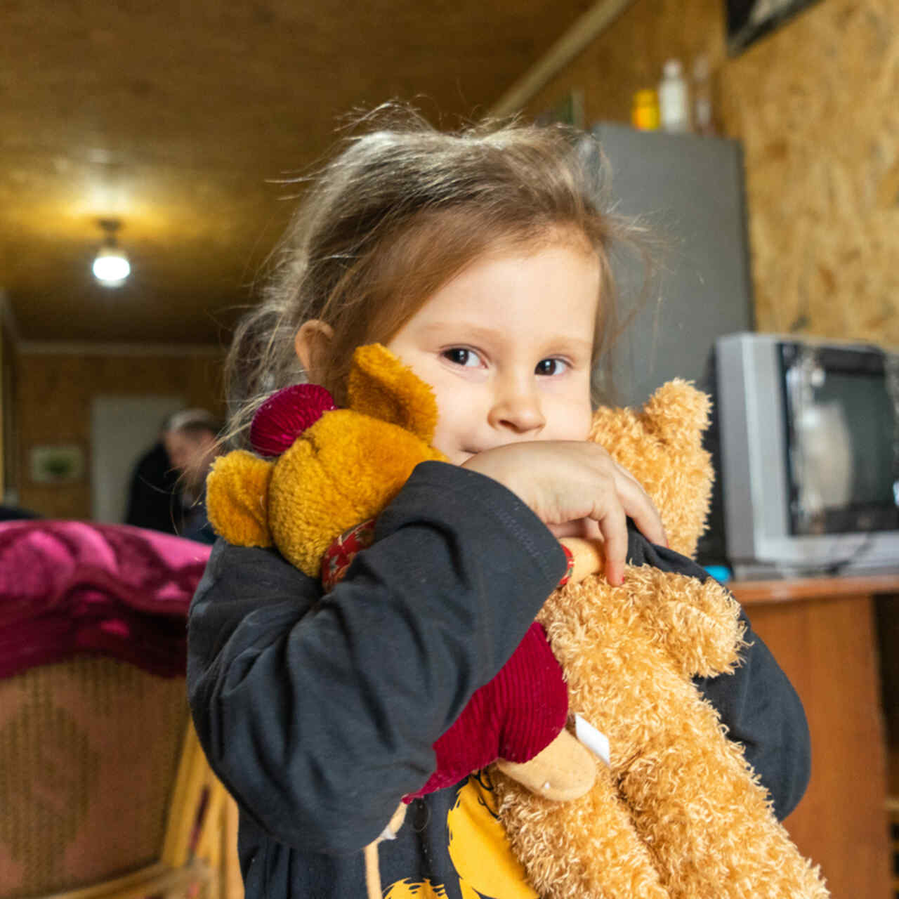 Kind hält einen Teddybären im Arm in Odessa, Ukraine. 