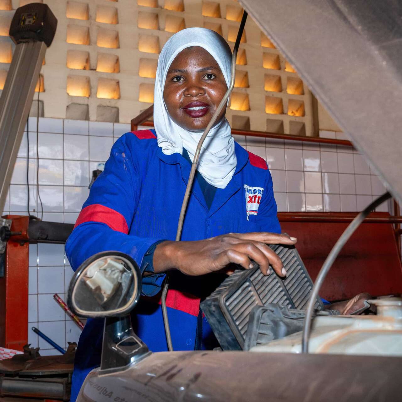 IRC client fixes a car air filter after cleaning it