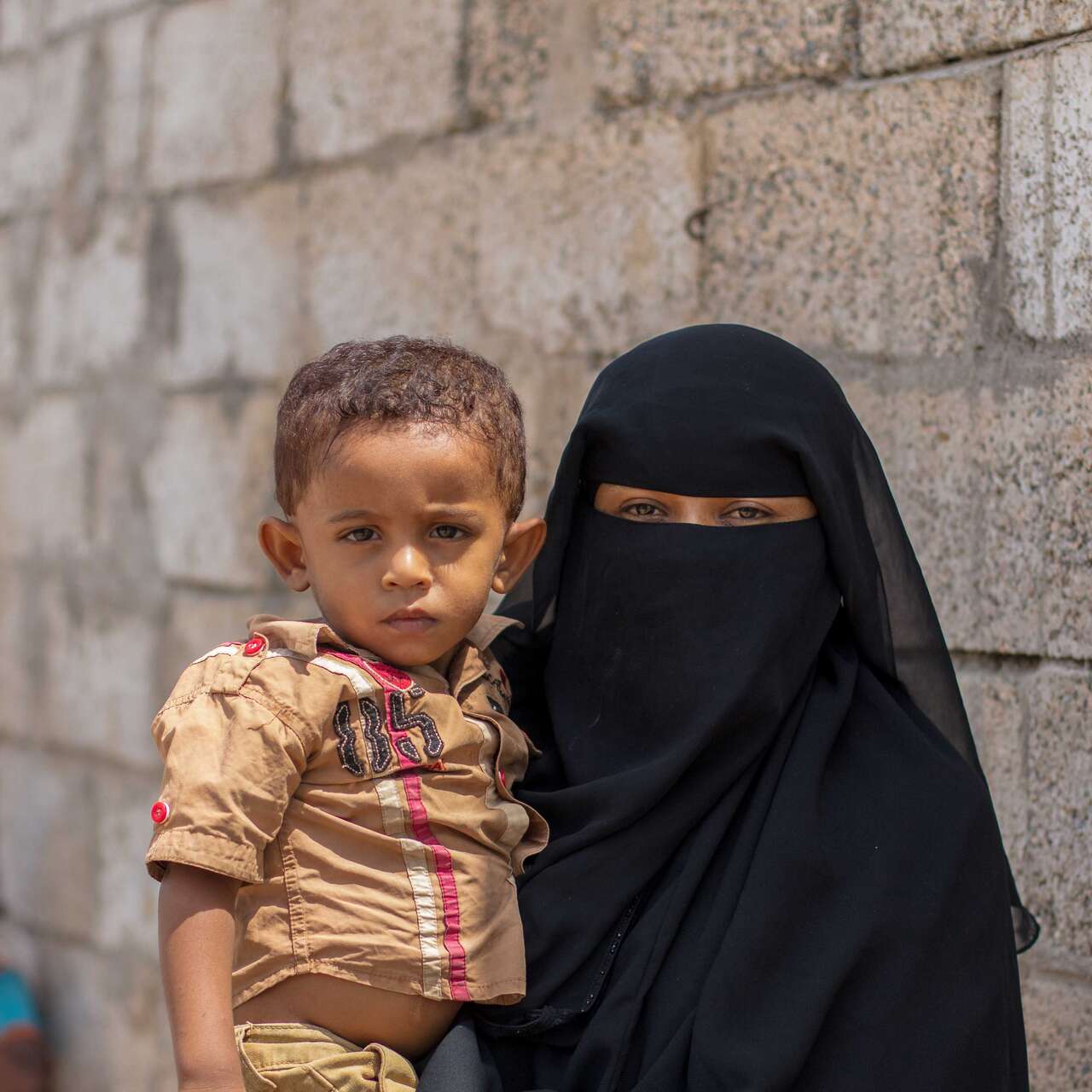 A Yemenese mother and daughter pose for a photo.