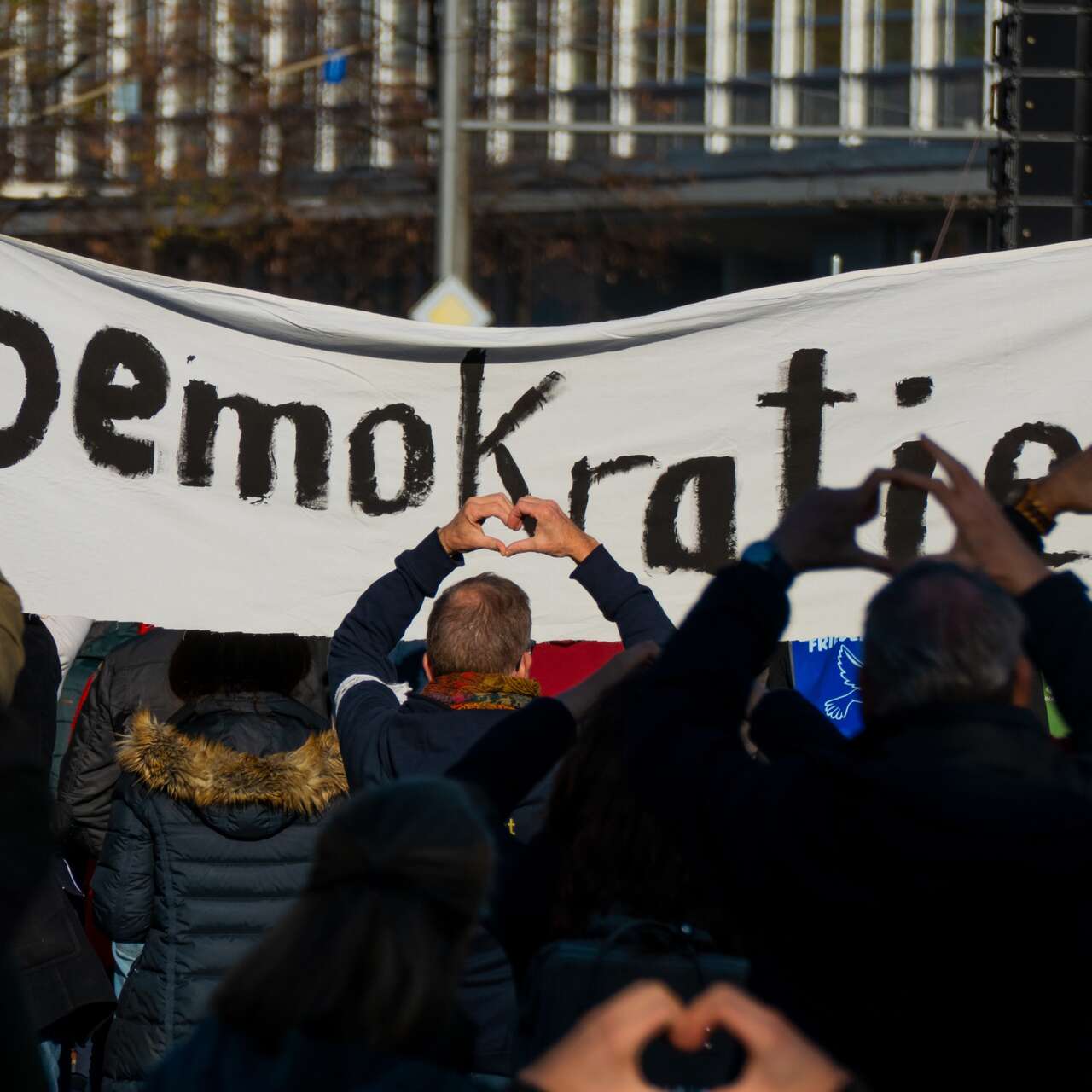 Menschen auf einer Demo in Leipzig