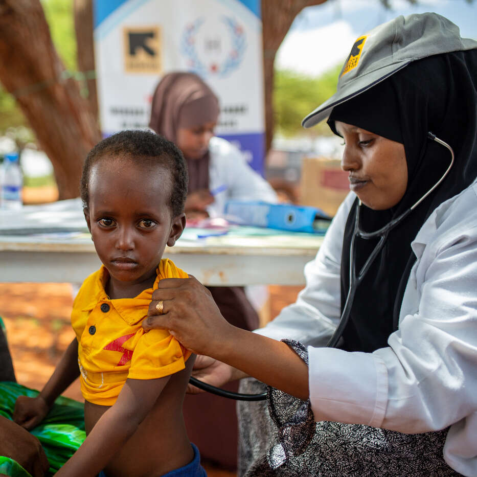 En av RESCUE:s medarbetare undersöker en pojke på en mobil hälsoklinik på landsbygden i Somalia. 