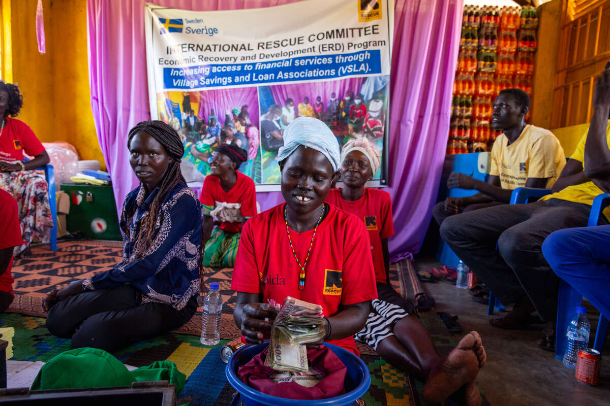 Flera kvinnor som sitter på golvet deltar i en av RESCUE:s workshops om lån och sparande i Sydsudan.