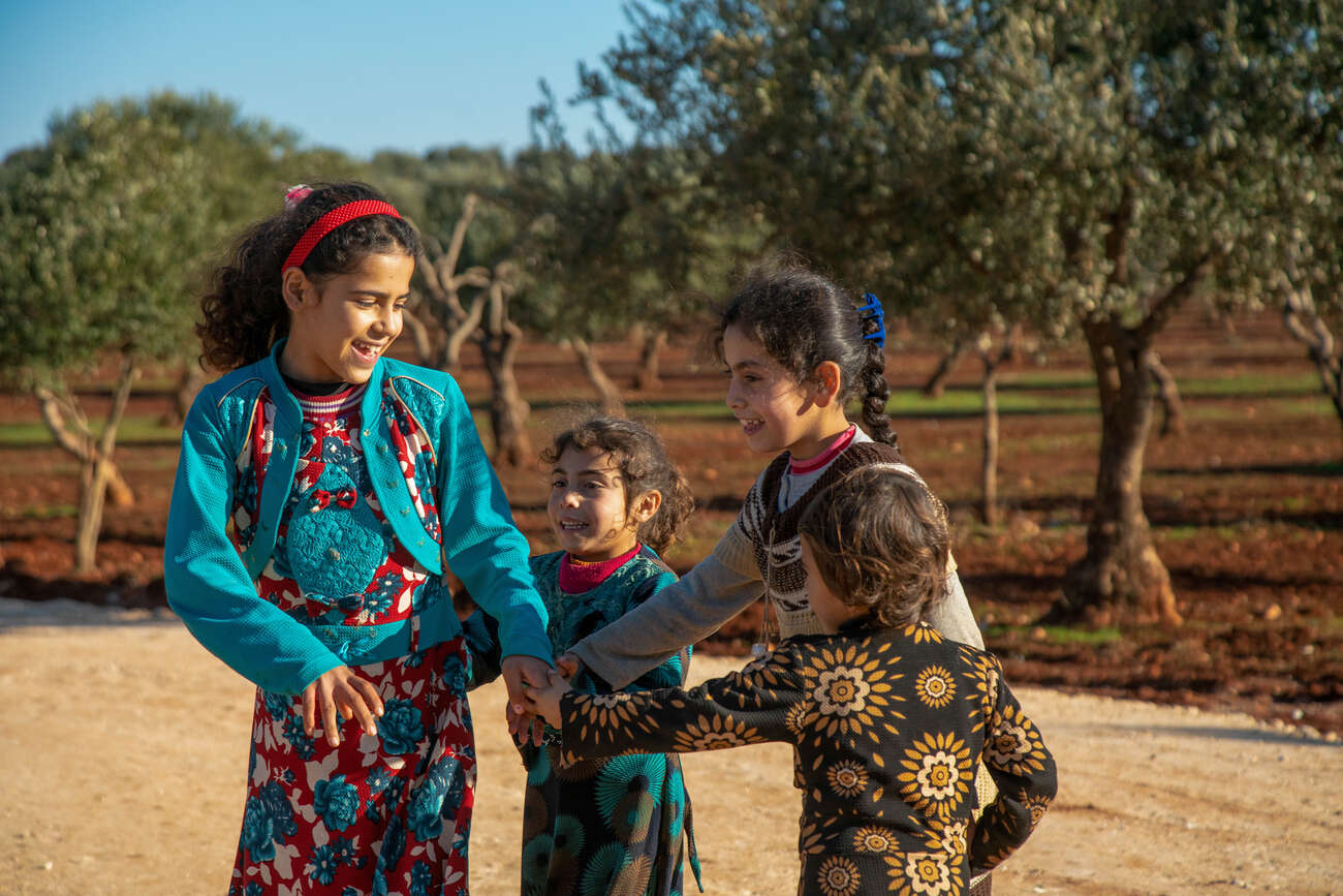 Fyra syskon leker i ett flyktingläger i nordvästra Syrien. 