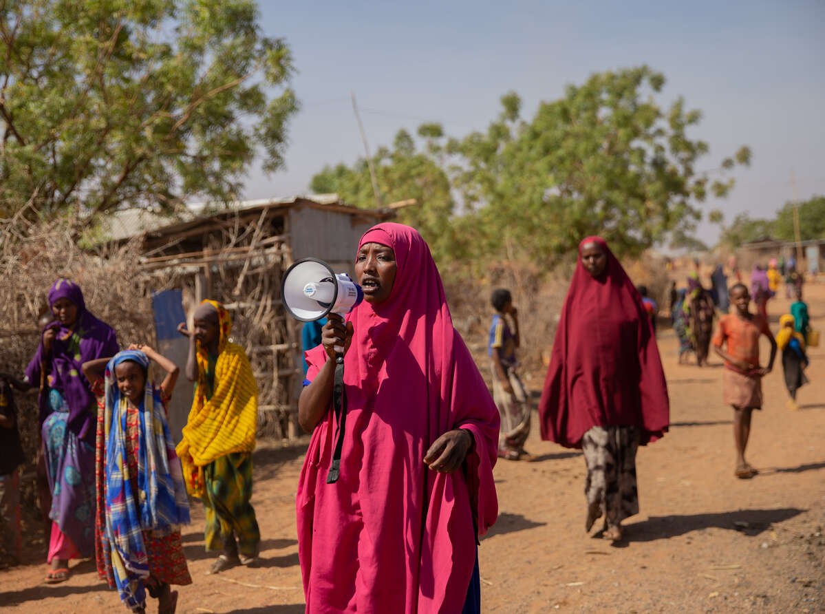 Eine Frau in Somalia spricht in ein Megaphon