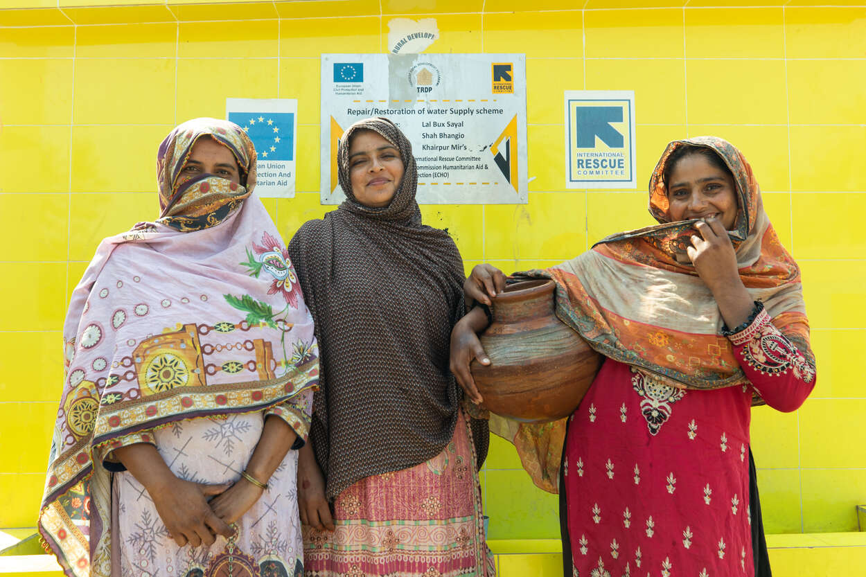 Tre kvinnor i Pakistan som fått tillgång till vatten med stöd av RESCUE i ett EU-finansierat projekt