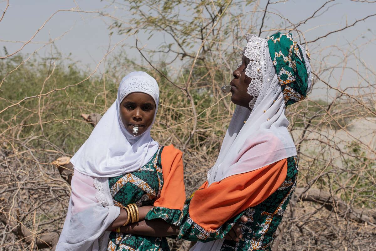 Porträtt av två flickor som delar i RESCUE:s program "Girls shine" i Chad.