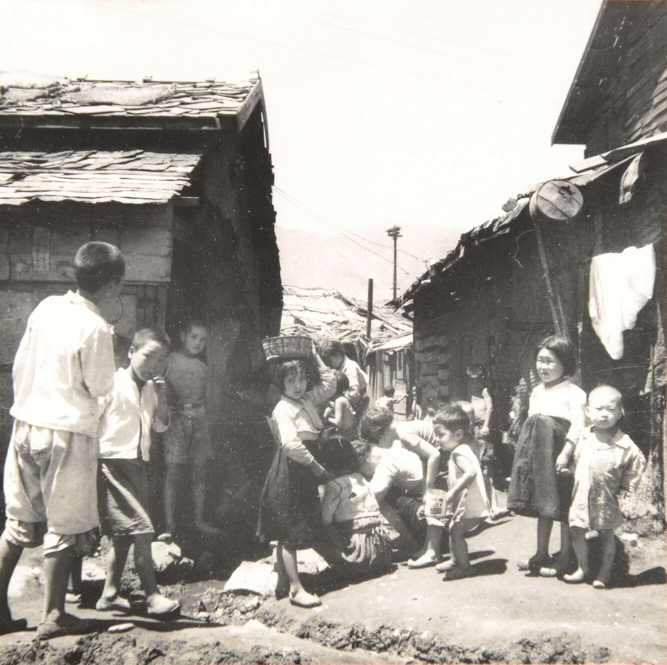 한국전쟁 당시 피난촌과 어린이들의 모습