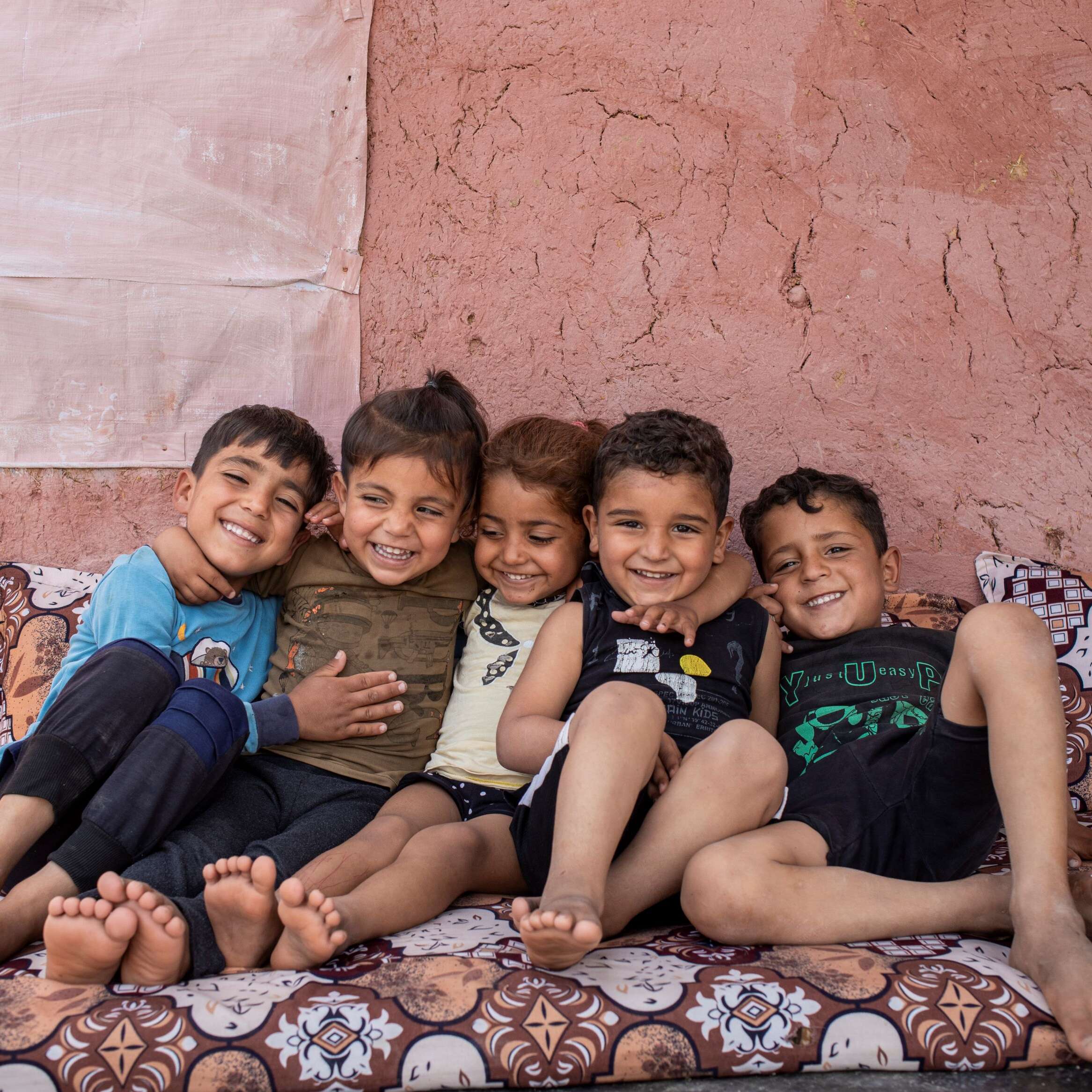 5 children from displaced families sit together in Sere Kaniye Camp in North-East Syria.