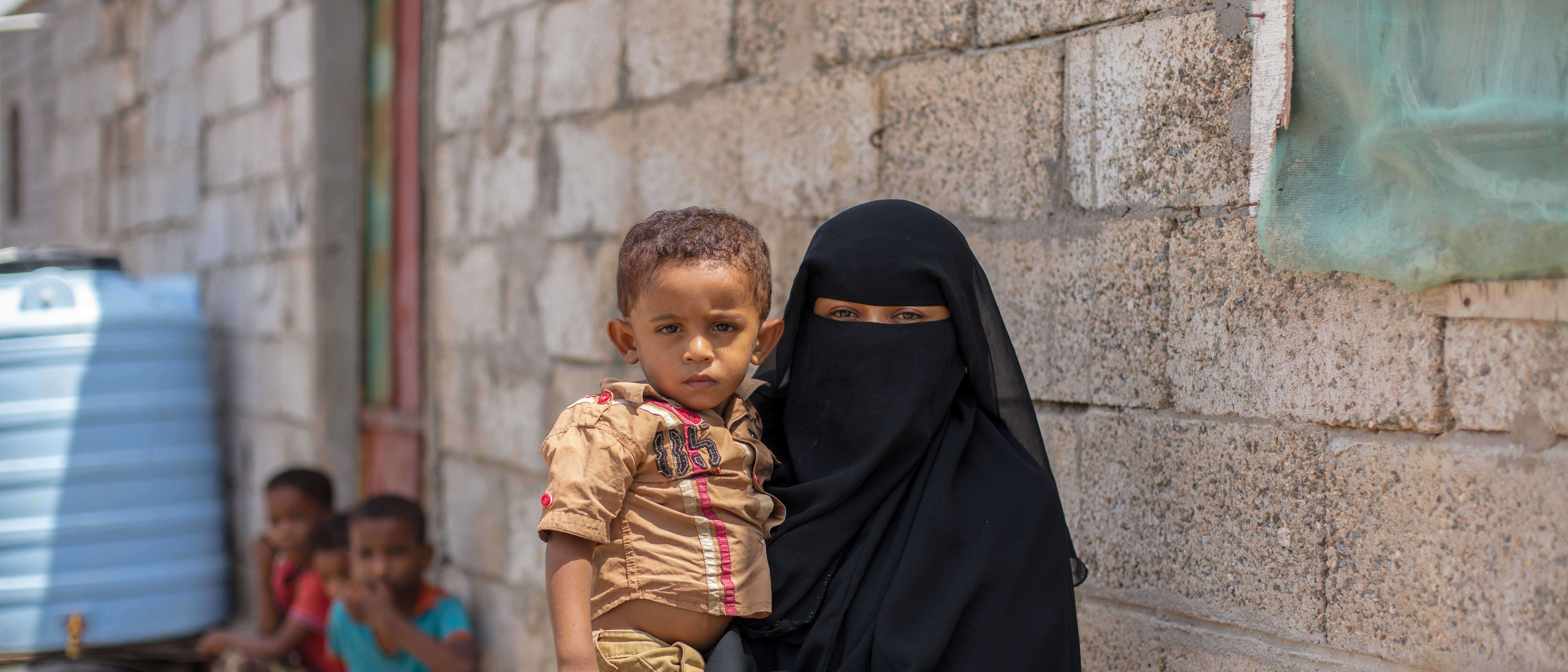 A Yemenese mother and daughter pose for a photo.