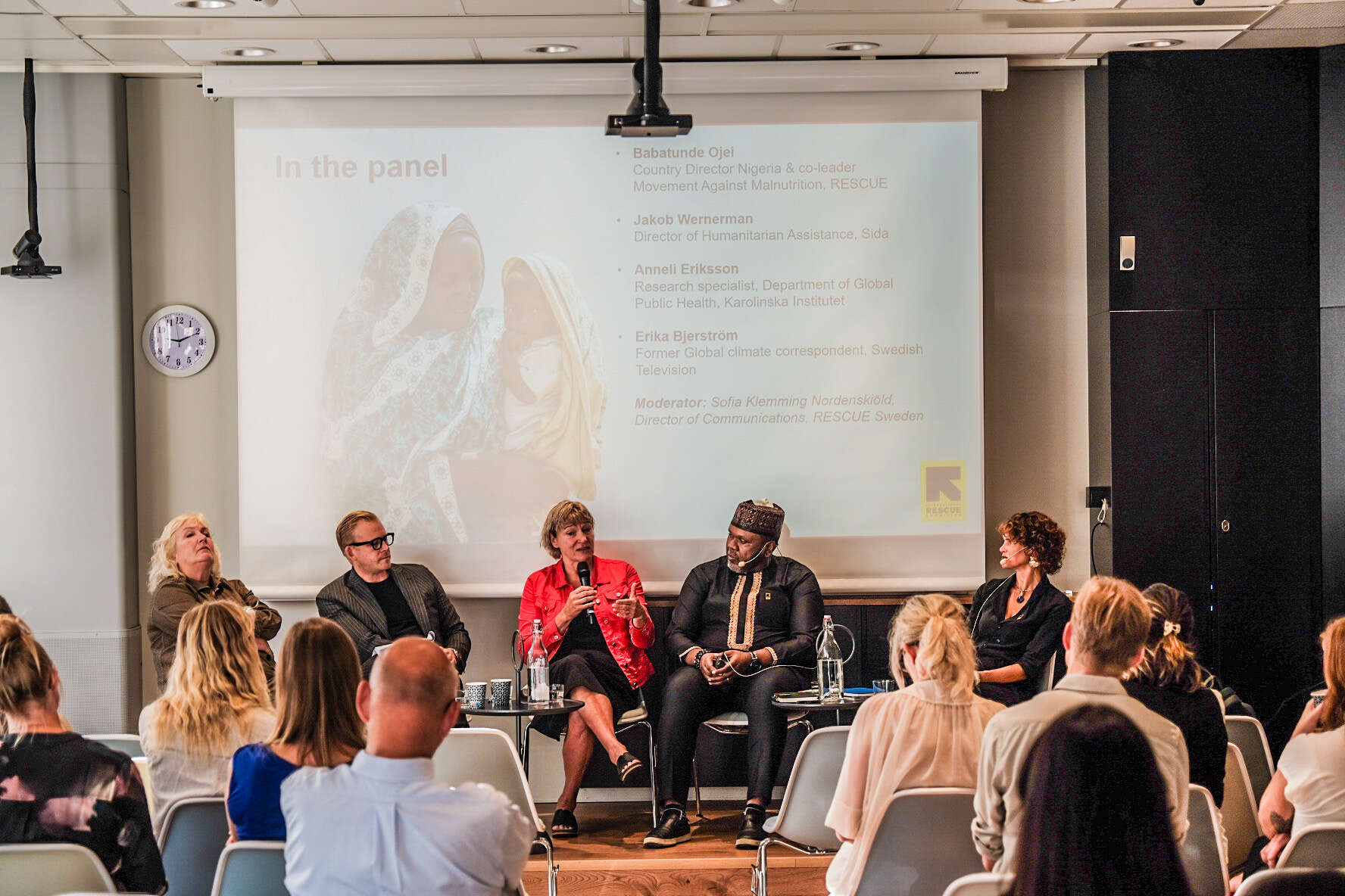 RESCUE event: Hela panelen syns i bild, från vänster sitter Erika Bjerström, Jakob Wernerman, Anneli Eriksson, Babatunde Ojei och moderator Sofia Klemming Nordenskiöld.  