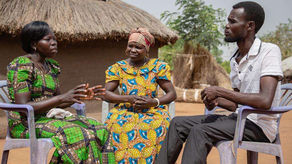 I flyktinglägret Bidi Bidi i Uganda stöder RESCUE kvinnogruppen Togoletta som inkluderar män i den utbildning och rådgivning de erbjuder då de tycker att män behöver lära sig mer om kvinnors rättigheter.
