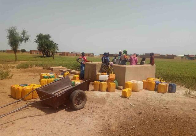 Neben einer Wiese in Burkina Faso wird ein Haus gebaut