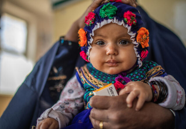 Femåriga Seema och hennes mamma Mosina i Afghanistan