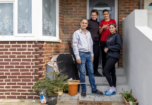 Chadia med hennes man Mazen och deras barn, Zane och Nour står framför deras hus i Brighton, Storbritannien.