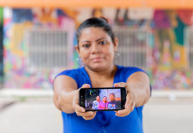 hbtq i Latinamerika - Ana visar upp sin telefon med en bild på hennes söner. 
