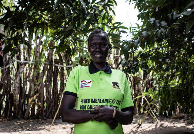 Nyapar Kujiek står vid sin gård i Sydsudan. 