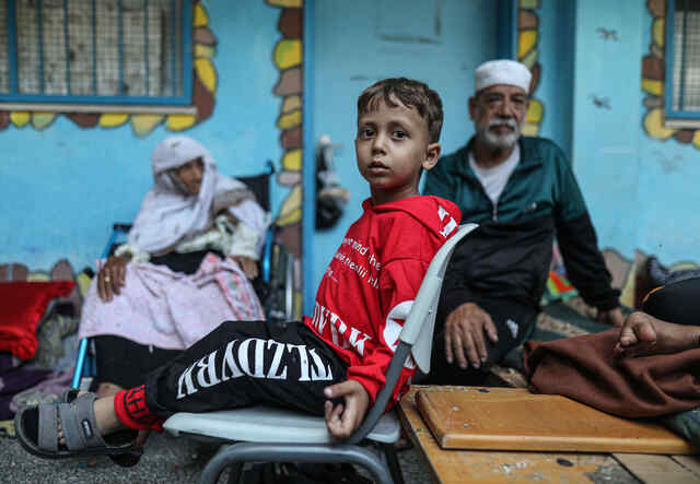 Palestinier som flyr Israeliska angrepp söker skydd på UNRWA-skolan i Khan Yunis, Gaza. 