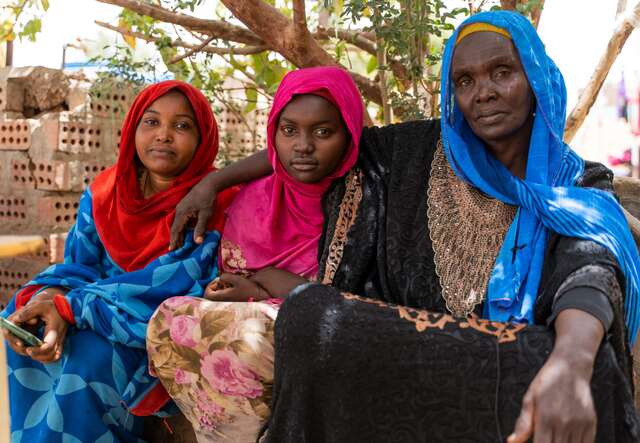 Aziza Ibrahim och hennes döttrar bor på en skola som just nu fungerar som ett härbärge för männniskor som har drivits på flykt från Khartoum. 