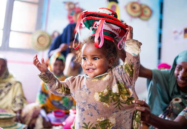 에티오피아 데데르의 국제구조위원회 안전한 치유 공간에서 어린 소녀가 놀고 있습니다.